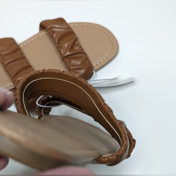 NWT Old Navy Womens Faux Leather Ruched Two Strap Cognac Brown Sandals US: 7.5 - Picture 4 of 9